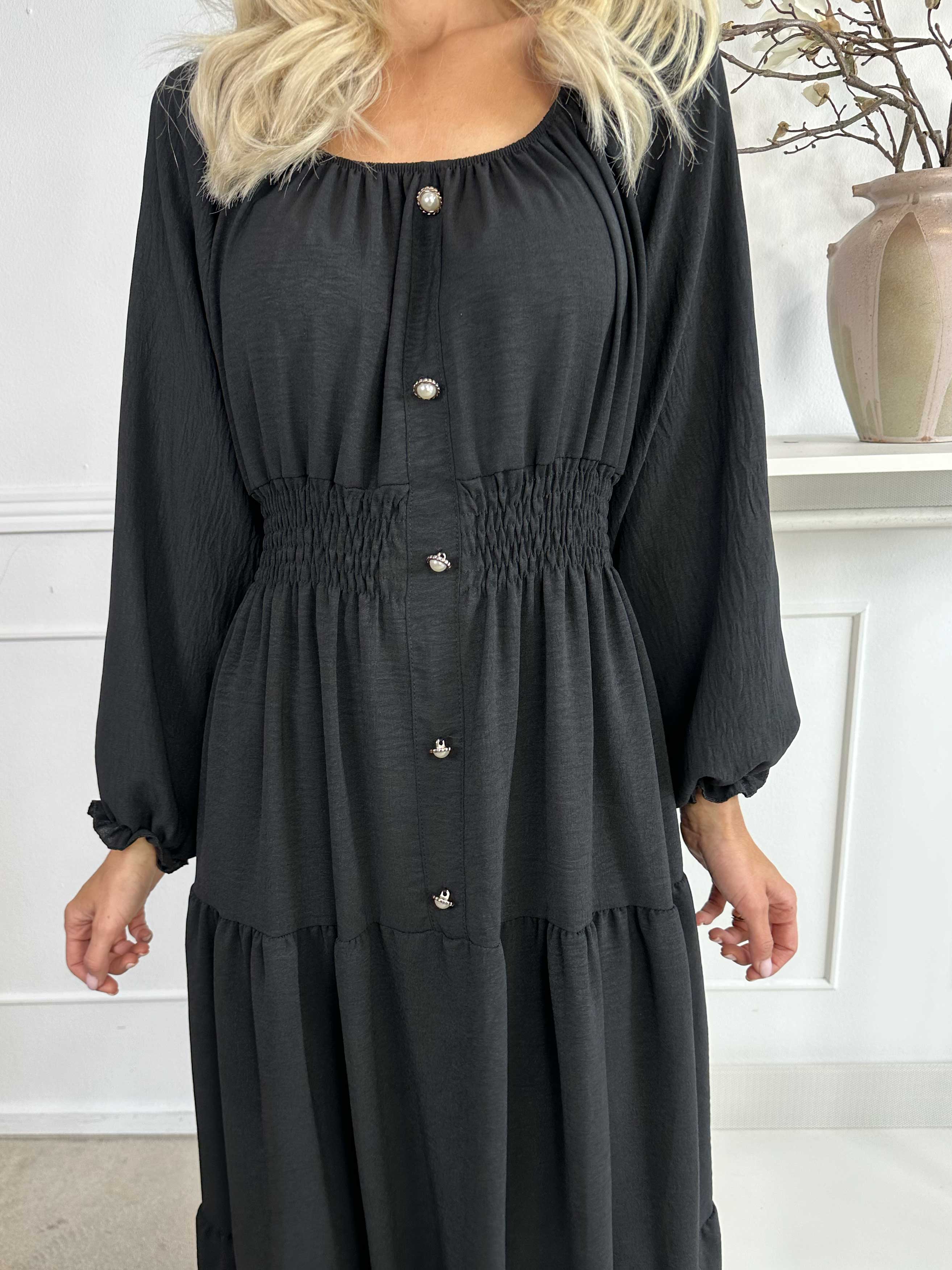 Midnight - Lang kjole med smock i taljen og guld knapper